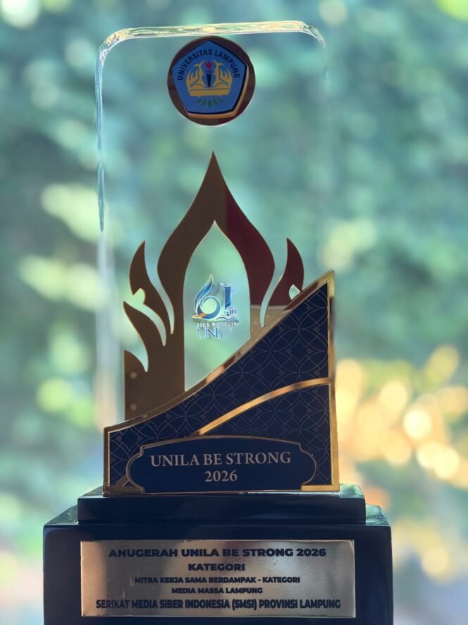 
					Dies Natalie ke -61 Unila, SMSI Lampung Terima Anugerah Mitra Organisasi Media