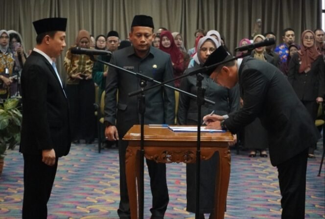 
					Sekdaprov Marindo Lantik Pejabat Administrator dan Pengawas, Gubernur Minta Kinerja Makin Berdampak