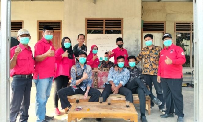 
					Antisipasi Abu Vulkanik Anak Krakatau, PAC PDIP Jati Agung Bagikan 10.000 Masker
