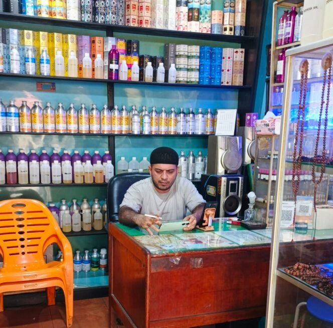 
					Belasan Tahun Jualan Parfume, Acek India: Jualan Minyak Wangi Bikin Kecipratan Wangi