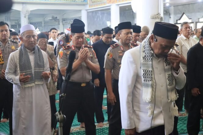 
					Kapolda dan Wakapolda Lampung Salat Jumat di Masjid Agung Al-Furqon, Perkuat Kedekatan Polri dengan Masyarakat